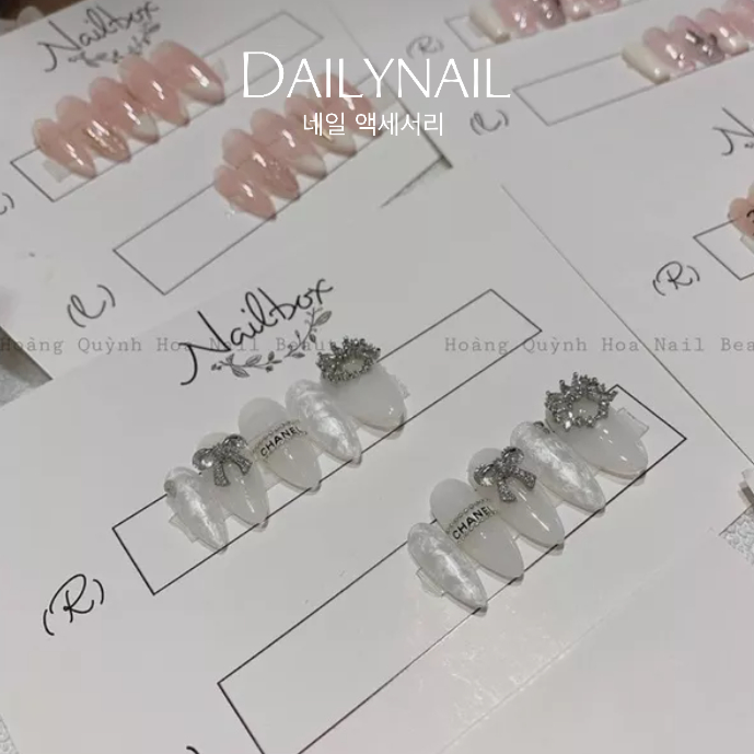 Bìa gắn Nailbox và dụng cụ Móng tay