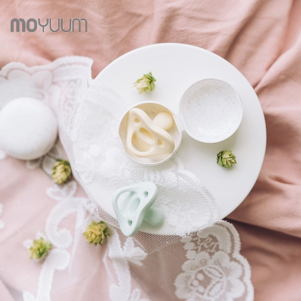 Núm ty giả MOYUUM chất liệu Silicone (bao gồm hộp đựng) size 0-5m/ 6m+