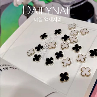 Set charm cỏ 4 lá đen trắng
