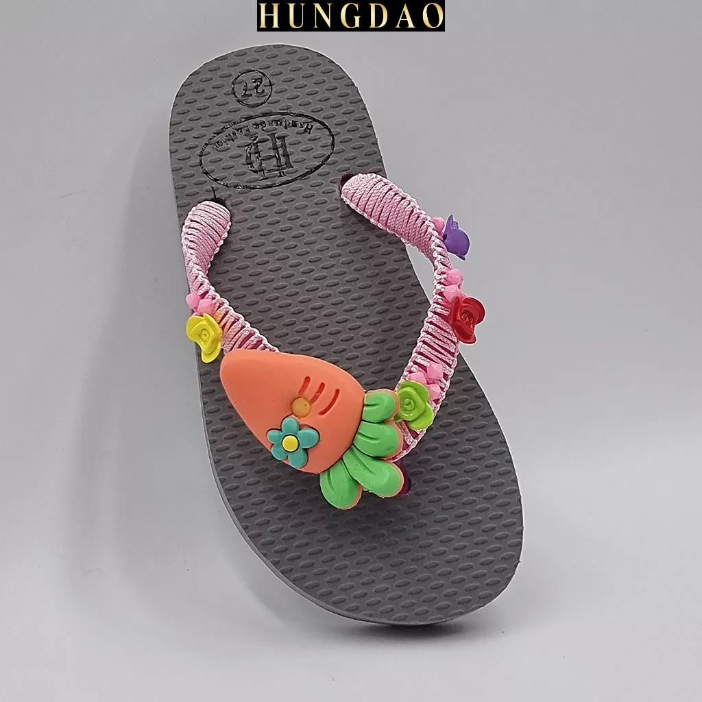 Dép kẹp cho bé gái HD đính sticker carot cute mang đi chơi có đế chống trơn trượt đủ size nhiều màu