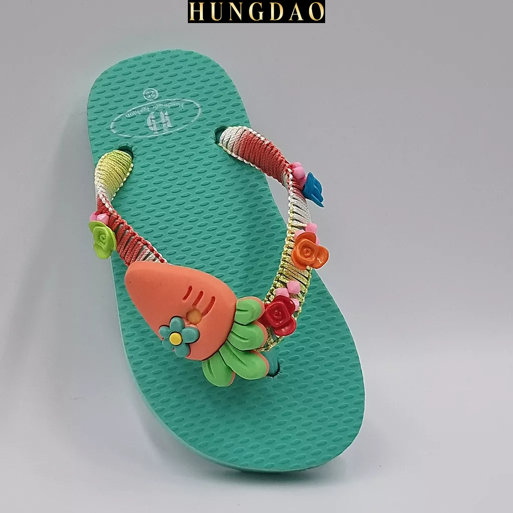 Dép kẹp cho bé gái HD đính sticker carot cute mang đi chơi có đế chống trơn trượt đủ size nhiều màu
