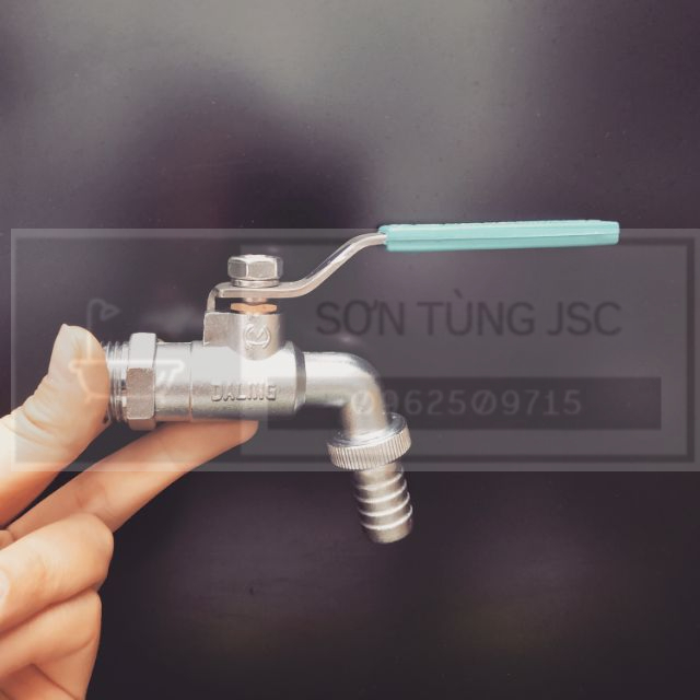 Vòi nước gắn tường daling