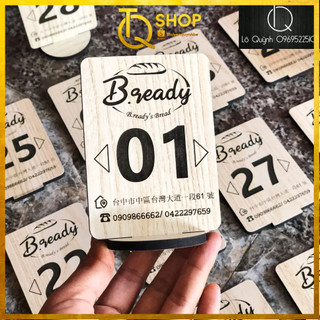 Bảng thẻ số bàn bằng gỗ có logo quán, nội dung khắc chìm theo yêu cầu kích thước 8*12cm