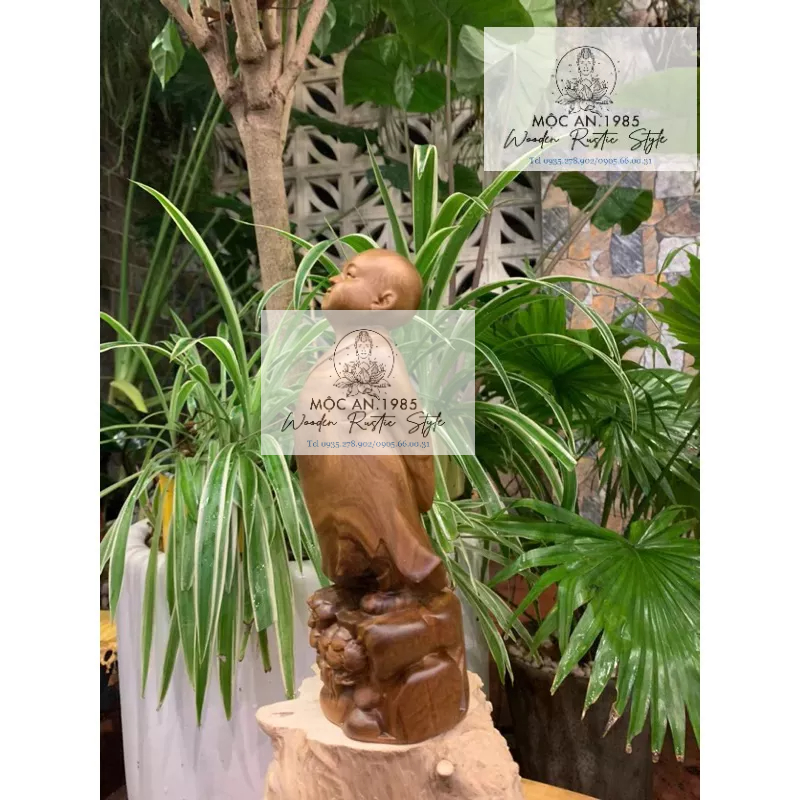 Tượng Chú Tiểu Vạn Sự Tùy Duyên gỗ bách xanh thơm ngát cao 15cm
