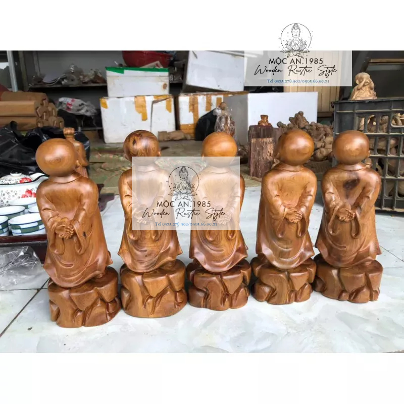 Tượng Chú Tiểu Vạn Sự Tùy Duyên gỗ bách xanh thơm ngát cao 15cm