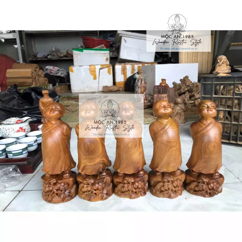 Tượng Chú Tiểu Vạn Sự Tùy Duyên gỗ bách xanh thơm ngát cao 15cm