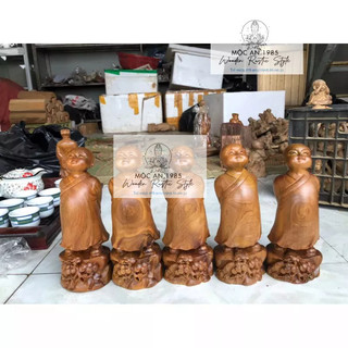 Tượng Chú Tiểu Vạn Sự Tùy Duyên gỗ bách xanh thơm ngát cao 15cm