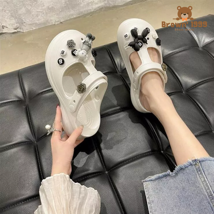 [ HÀNG LOẠI 1 ] Dép cross Sandal Đế Dày Siêu Nhẹ tặng kèm bộ hình gắn Kaws và chó siêu xinh Brown'1999 | BigBuy360 - bigbuy360.vn