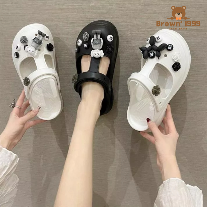 [ HÀNG LOẠI 1 ] Dép cross Sandal Đế Dày Siêu Nhẹ tặng kèm bộ hình gắn Kaws và chó siêu xinh Brown'1999 | BigBuy360 - bigbuy360.vn