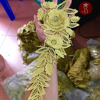Tấm ren đính áo váy
