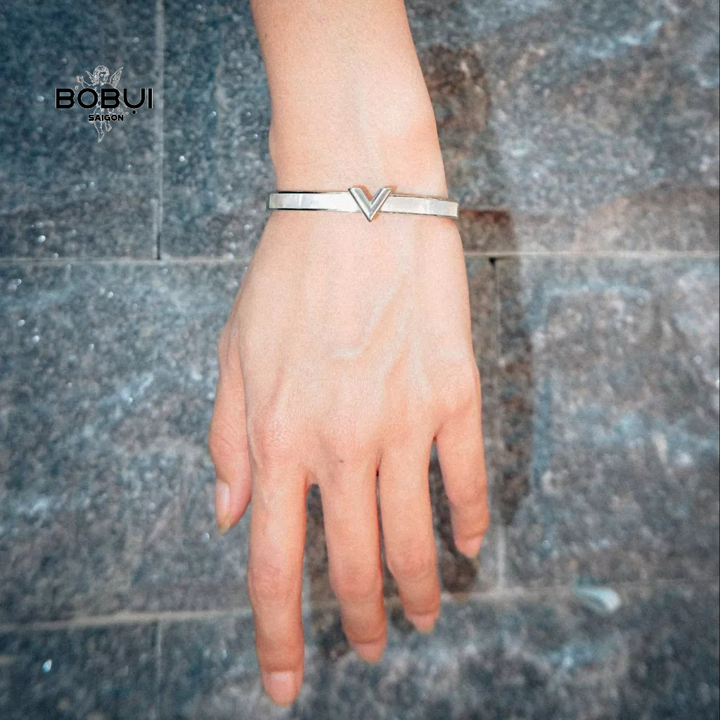 VÒNG TAY *V*