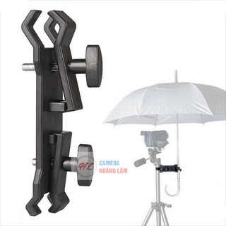 Kẹp chân đèn với dù để che nắng khi chụp hình