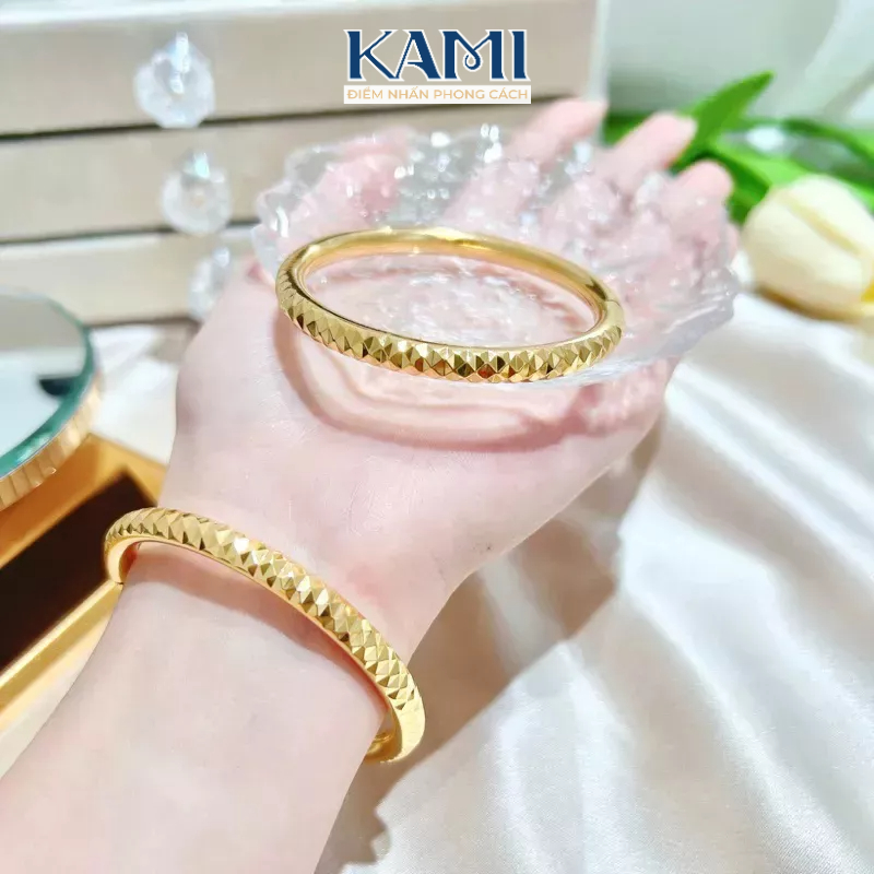 Vòng tay hoạ tiết kim cương khoá lưỡi gà mạ vàng Kami M1