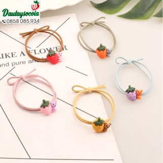Dây buộc tóc hình gấu con ôm trái dâu
