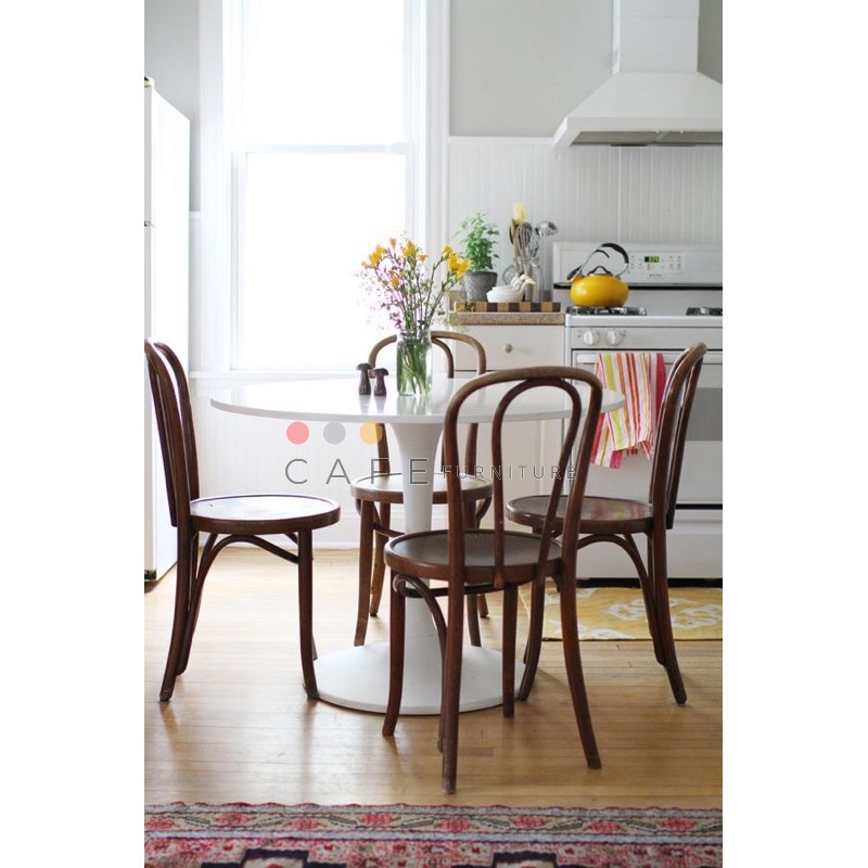 Ghế cổ điển Michael Thonet 18, thiết kế đặc trưng của dòng ghế gỗ uốn cong đơn giản và độc đáo phù hợp nhiều không gian