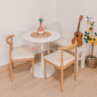 Ghế Elbow  gỗ Tần Bì tựa lưng bằng gỗ nguyên khối, được uốn cong bằng hơi nước để hỗ trợ lưng dưới và khuỷu tay.