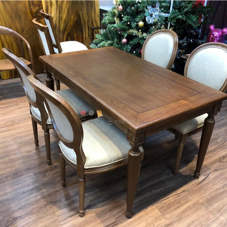 Bộ bàn ăn phong cách Louis mang phong cách Pháp. Với thiết kế đơn giản, mảnh mai nhưng không kém phần sang trọng tinh tế