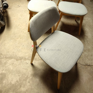 Ghế Pearson Lloyd gỗ cao su tự nhiên bọc nệm mặt ngồi và tựa