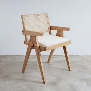 Ghế Jeanneret các phần độc lập, bao gồm các thanh bên hình chữ “V” ngược đỡ tựa tay, đều được làm bằng gỗ nguyên khối.