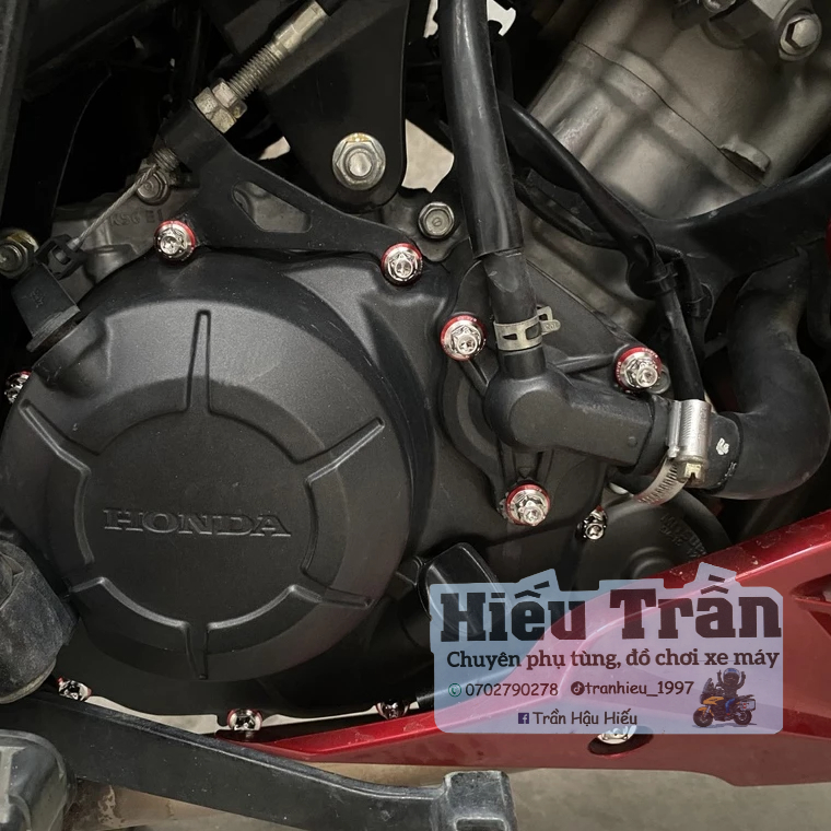 Long lốc máy có chữ màu đỏ tươi có chữ lắp mọi dòng xe