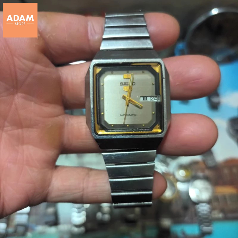 Đồng hồ Seiko 5 chém cạnh chặt góc xám ghi