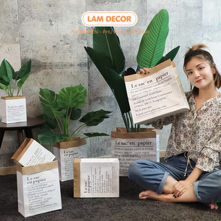 Túi giấy đựng đồ hoặc trang trí khi chụp ảnh sản phẩm