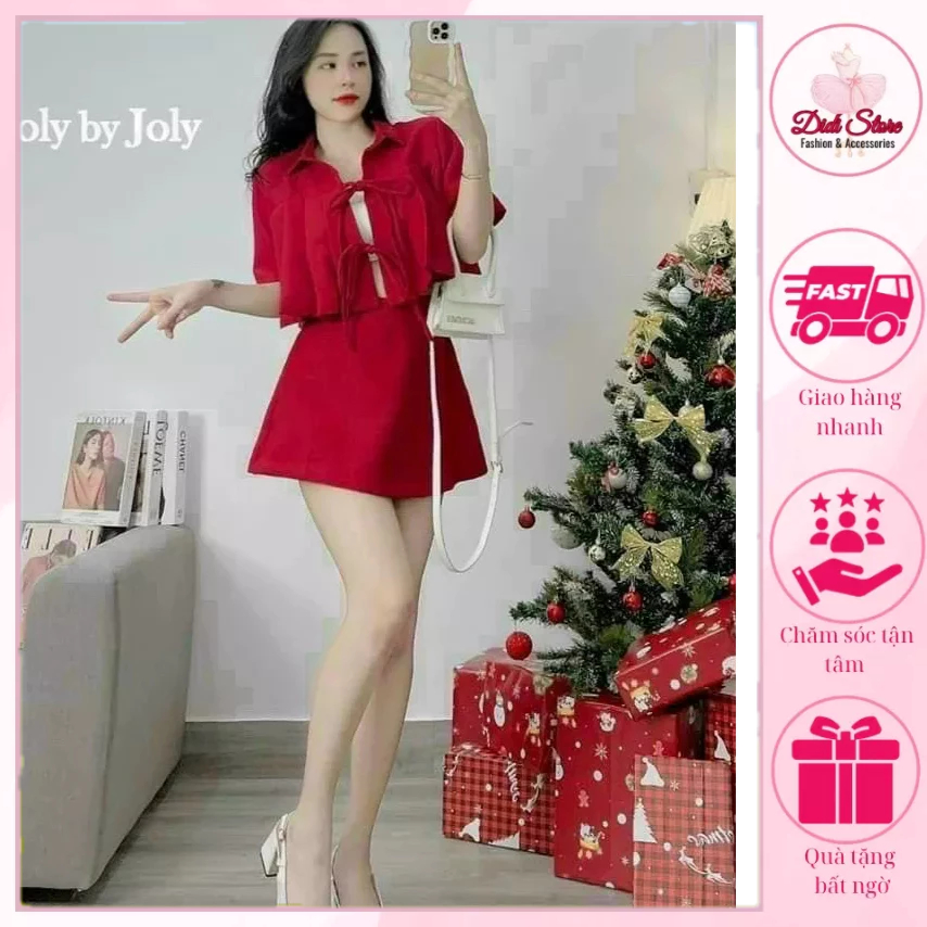 Set áo thắt dây trước ngực, vạt áo xếp ply kết hợp với chân váy chữ A có lót bên trong vừa xinh, vừa năng động, cá tính