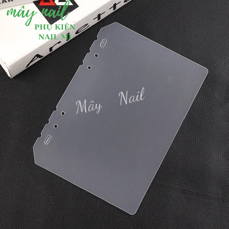 Bìa lẻ của sổ trưng mẫu móng to và bé. Trưng bày mẫu móng
