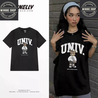 Áo phông Nelly Heybig màu đen, hình gấu đi học UNIV và chữ hồng