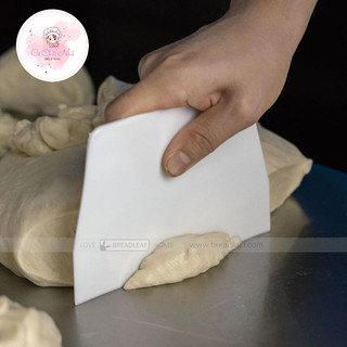 Miếng nhựa cắt bột