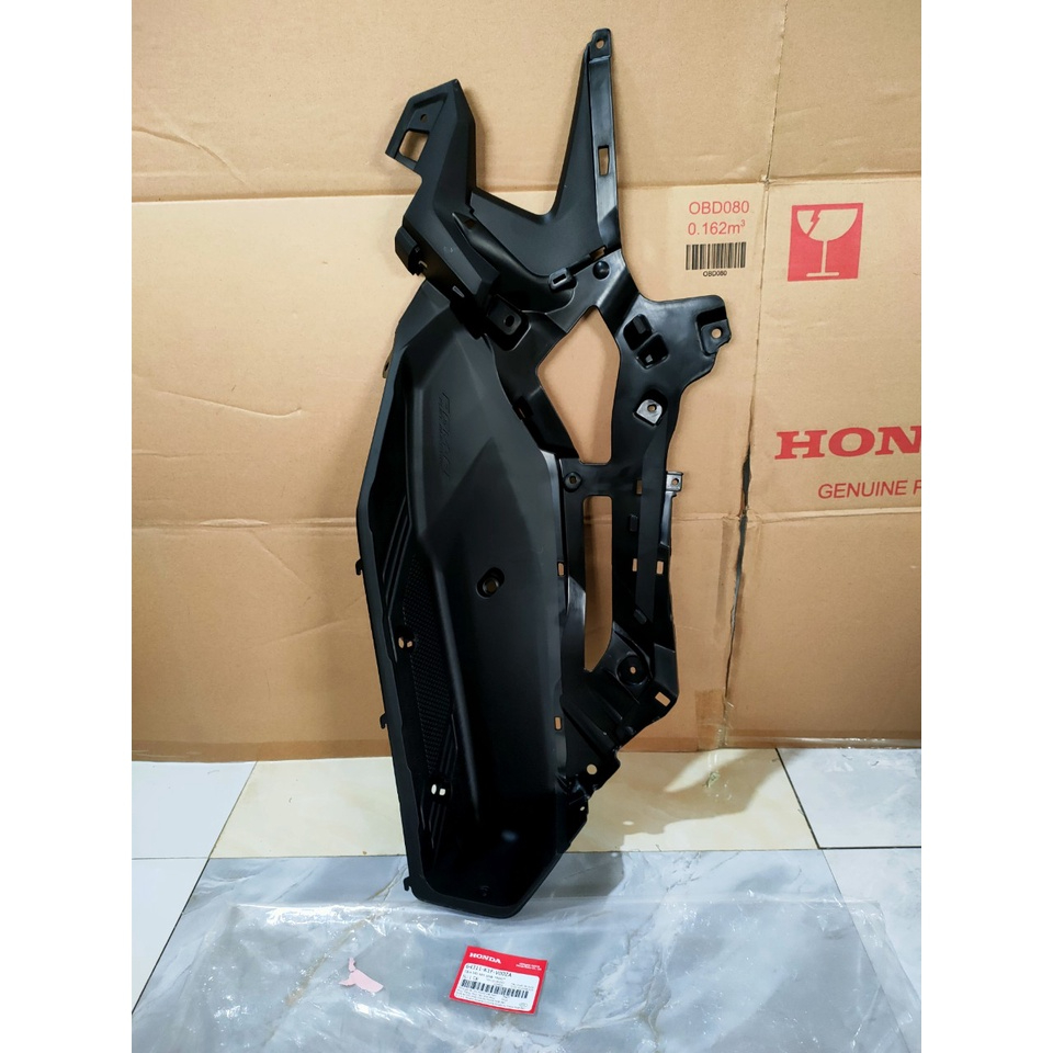Tấm bắt sàn phải - sàn để chân HONDA AIR BLADE năm 2020-2021 màu Đen. *NH1* 64311K1FV00ZA