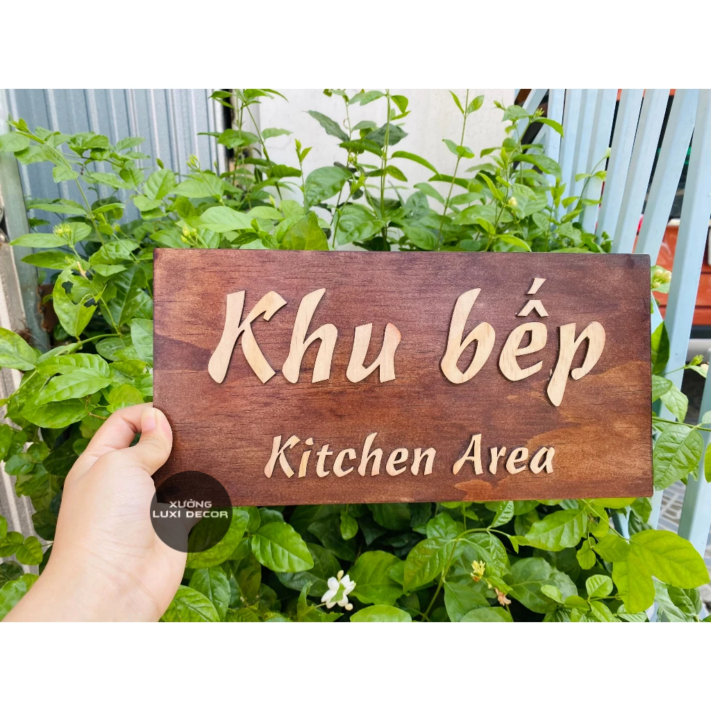 Bảng treo gỗ thông dán chữ "Khu bếp" như mẫu (có thay đổi nội dung theo yêu cầu) - Xưởng LUXI decor