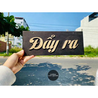 Bảng gỗ chữ nổi 2 mặt treo cửa kính "Đẩy ra - kéo ra" - Xưởng LUXI decor