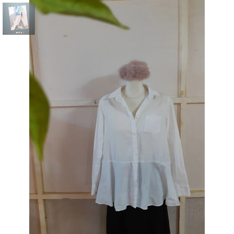 Áo sơmi trắng hiệu titivate phối gấu bèo