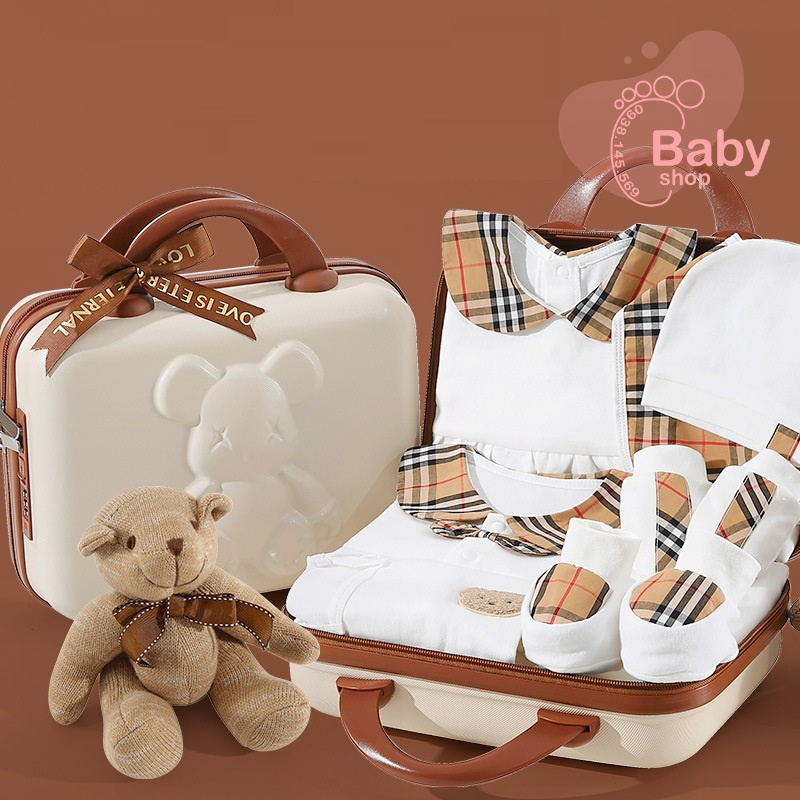 Hộp hoặc giỏ quà dễ thương dành tặng bé sơ sinh phụ kiện như hình bao gồm 12-24 chi tiết.