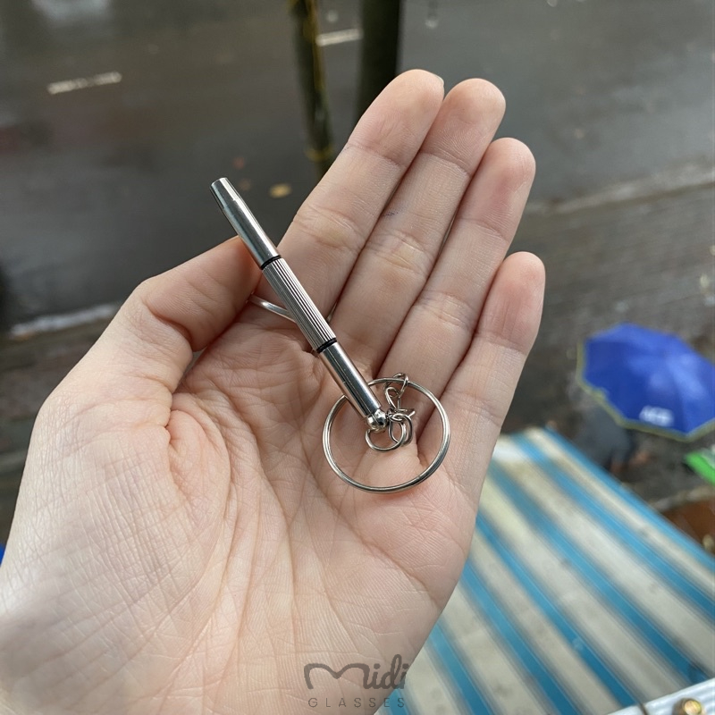 Tua vít vặn kính