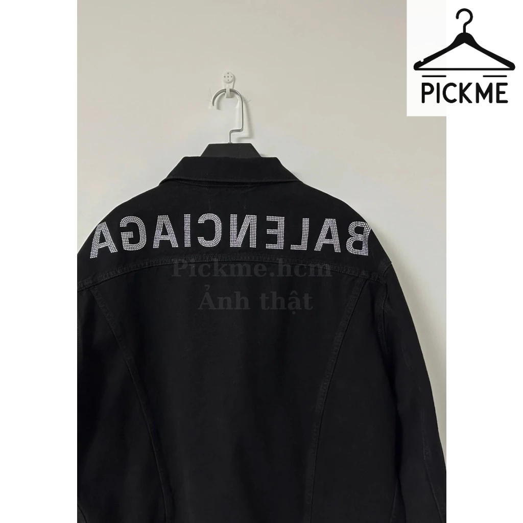 Áo khoác Jean phong cách Street Style Unisex đen có đính đá chữ màu trắng balen