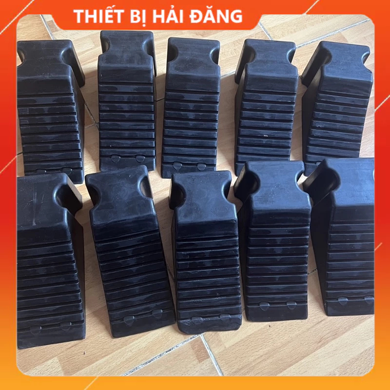 Cục cao su chèn bánh xe ô tô