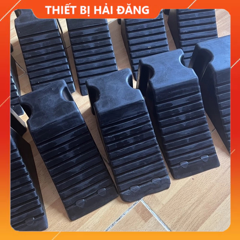 Cục cao su chèn bánh xe ô tô