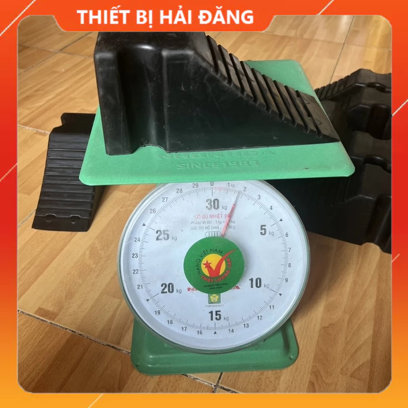 Cục cao su chèn bánh xe ô tô