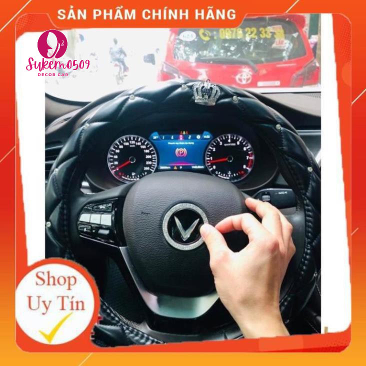 Đính đá trang trí trên logo dòng xe VlNFAST