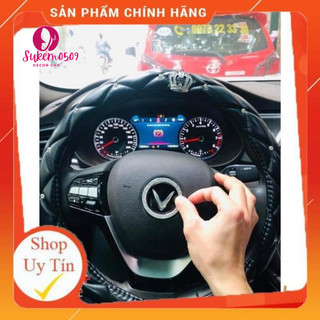 Đính đá trang trí trên logo dòng xe VlNFAST