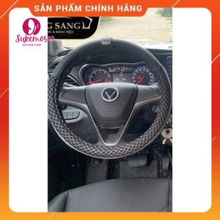 Đính đá trang trí trên logo dòng xe VlNFAST