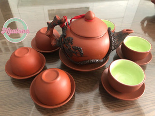 Bộ ấm chén đắp tùng ấm đỏ hoa đen