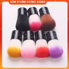 Chổi phủi bụi móng sau khi mài dũa