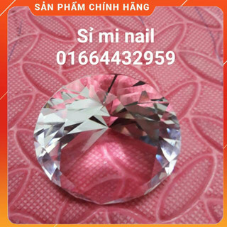 Kim cương giúp chụp ảnh mẫu nail nổi bật và cực sang trọng...