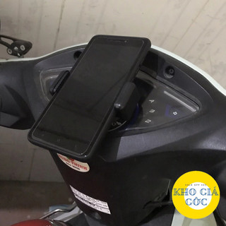 Kẹp điện thoại dán lên đồng hồ xe máy