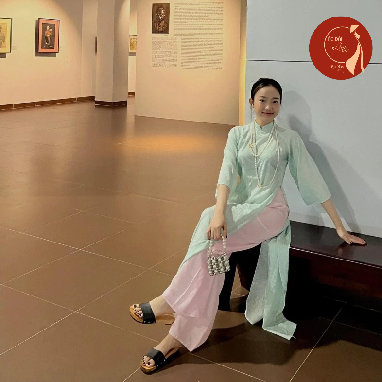 Áo dài cách tân, Áo dài dáng xuông gấm tơ xanh mint phối quần hồng xinh xắn mặc Tết
