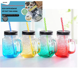 CỐC THỦY TINH CÓ QUAI MÀU CHỮ NỔI  KÈM ỐNG HÚT 450ML NẮP CÓ LỖ- ly thuỷ tinh