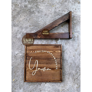 BẢNG HIỆU KÈM GIÁ TREO GỖ - BẢNG VẪY GỖ - NỘI DUNG 1 MẶT - LUXI Decor